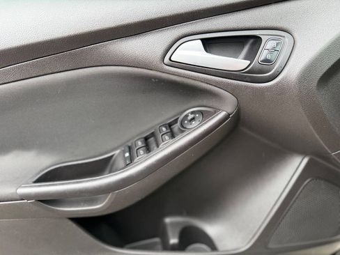 Used 2017 Ford Focus SE w/ Cold Weather Package FWD image 17
