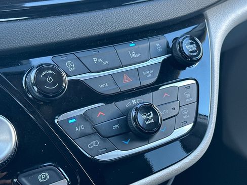 Used 2024 Chrysler Pacifica Touring-L FWD image 22