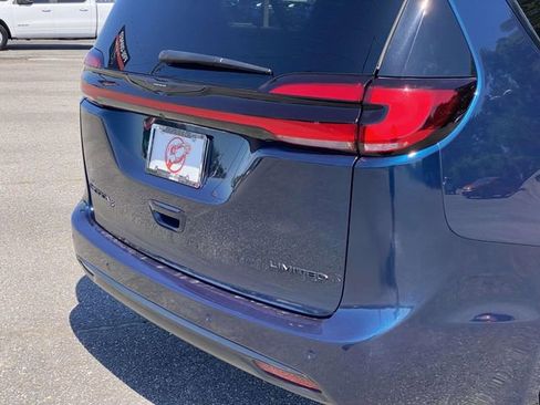 Used 2025 Chrysler Pacifica Limited FWD image 37