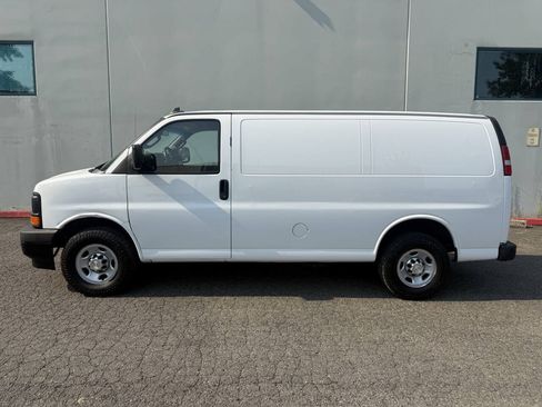 Used 2017 Chevrolet Express 3500 RWD image 2