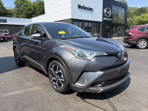 Used 2019 Toyota C-HR XLE FWD image 2