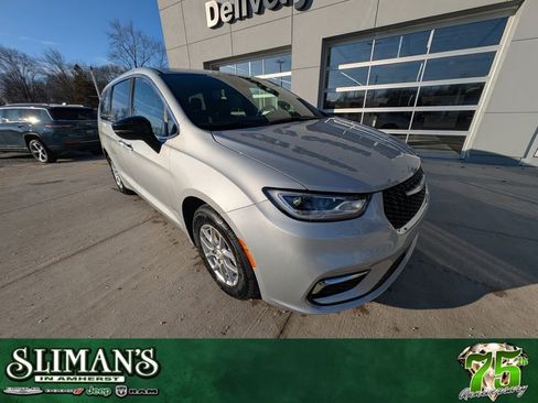 New 2026 Chrysler Pacifica Select image 1