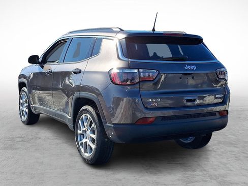 Used 2022 Jeep Compass Latitude image 3