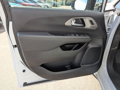 New 2025 Chrysler Pacifica Select image 18