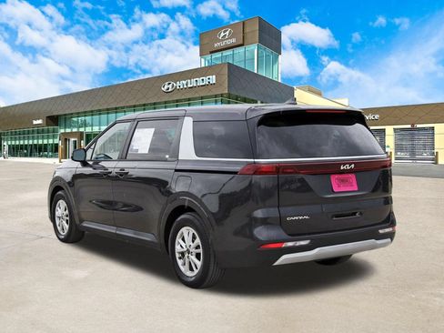 Used 2024 Kia Carnival LX FWD image 8