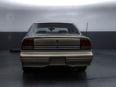 Used 1994 Oldsmobile Cutlass Supreme S FWD image 26