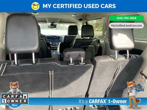 Used 2024 Chrysler Pacifica Touring-L FWD image 8