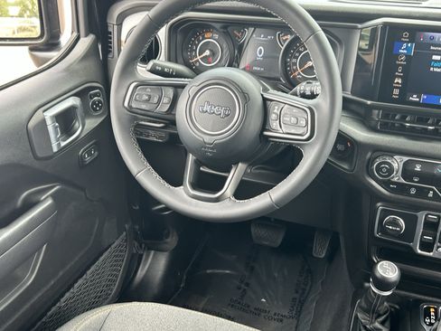 Used 2025 Jeep Wrangler Unlimited Sport AWD/4WD image 17