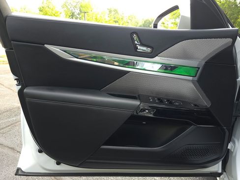 Used 2023 BMW 740i image 32