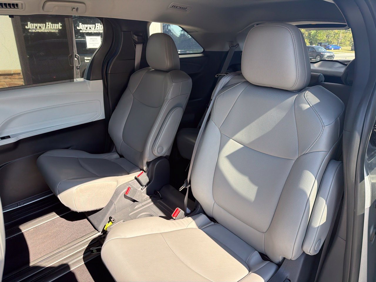 Used 2025 Toyota Sienna XLE FWD image 6