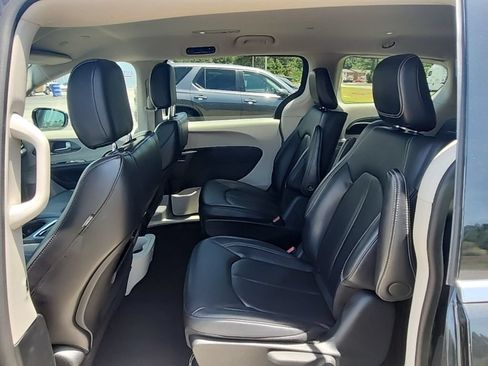 Certified 2024 Chrysler Pacifica Limited FWD image 24