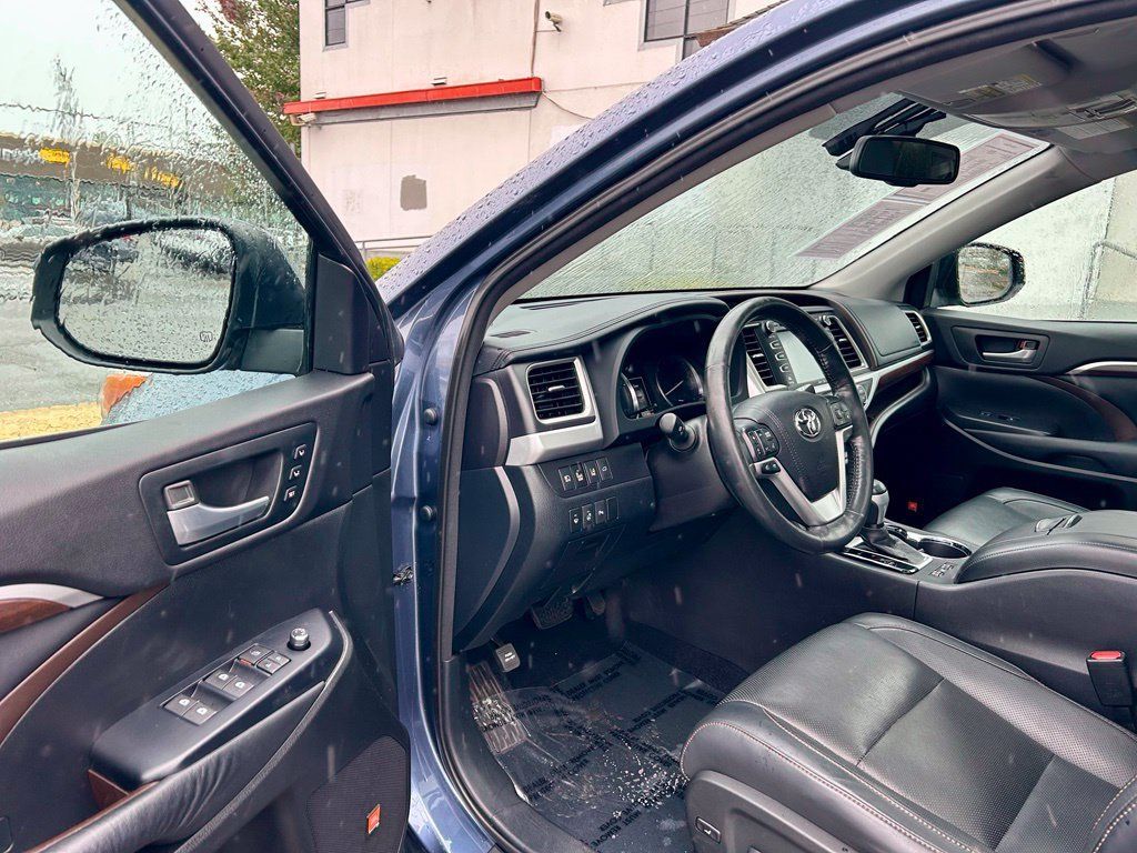 Used 2015 Toyota Highlander Limited Platinum AWD/4WD image 9