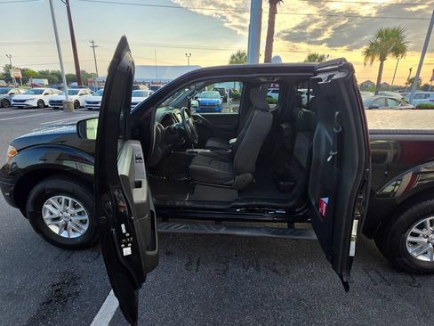 Used 2015 Nissan Frontier SV RWD image 11