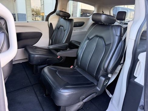 Used 2023 Chrysler Pacifica Touring-L image 14