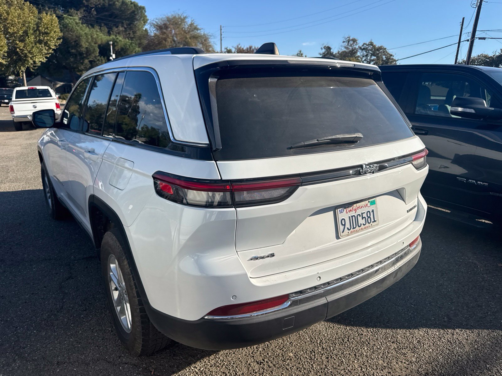 Certified 2023 Jeep Grand Cherokee Laredo AWD/4WD image 2