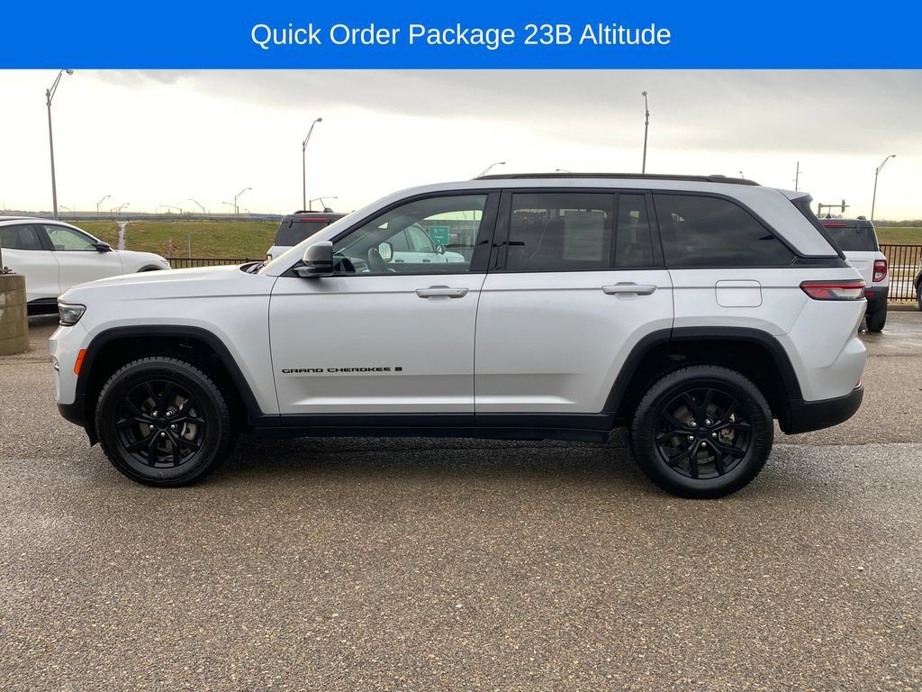 Used 2024 Jeep Grand Cherokee Altitude AWD/4WD image 3