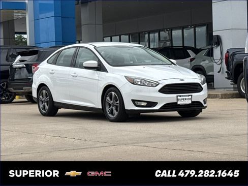 Used 2018 Ford Focus SE w/ SE Appearance Package FWD image 1