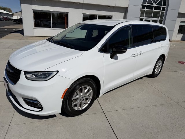 Used 2024 Chrysler Pacifica Touring-L FWD image 4