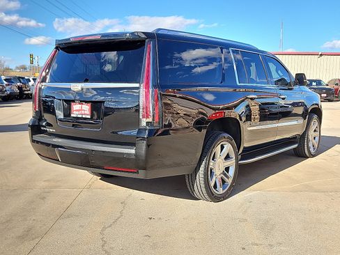 Used 2019 Cadillac Escalade ESV Luxury image 3