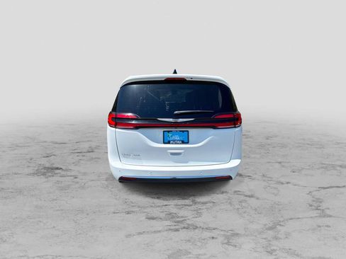 Used 2024 Chrysler Pacifica Touring-L FWD image 7