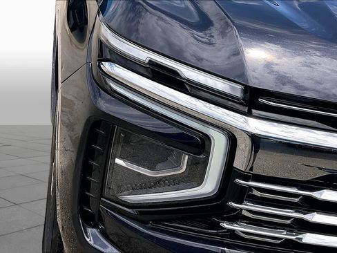 Used 2025 Chevrolet Suburban Premier RWD image 27