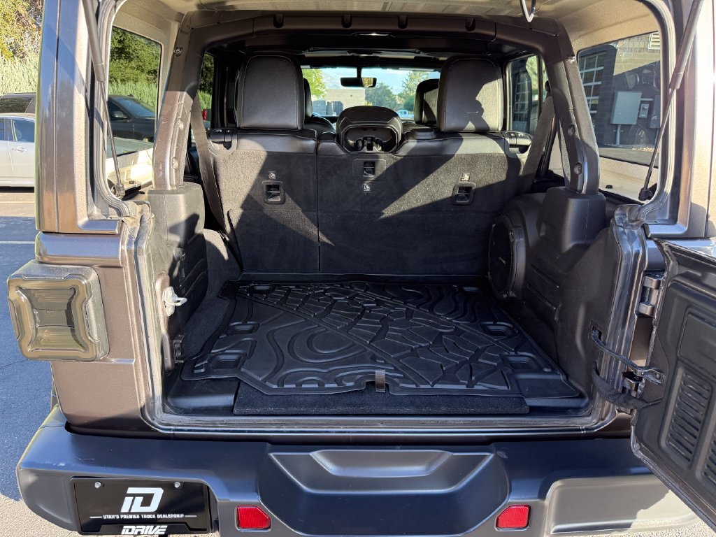 Used 2018 Jeep Wrangler Unlimited Sahara w/ Uconnect 4C Nav & Sound Group AWD/4WD image 14