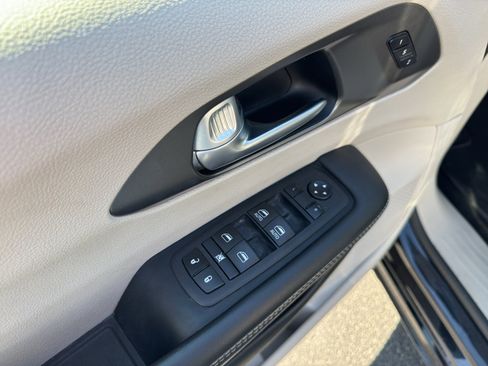 Used 2024 Chrysler Pacifica Touring-L FWD image 12