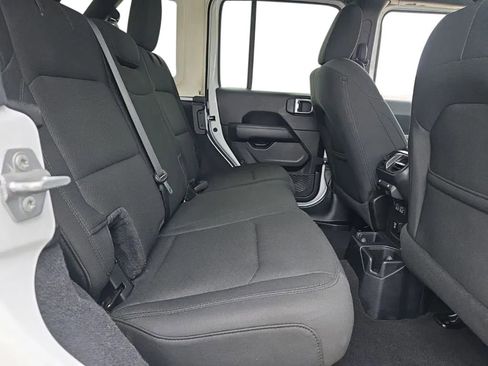 Used 2019 Jeep Wrangler Unlimited Sahara AWD/4WD image 16