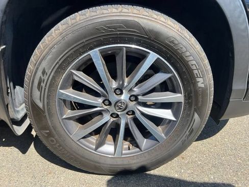 Used 2019 Toyota Highlander XLE AWD/4WD image 5