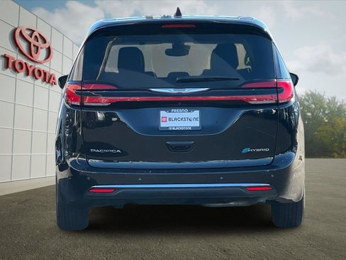 Used 2024 Chrysler Pacifica Select image 4