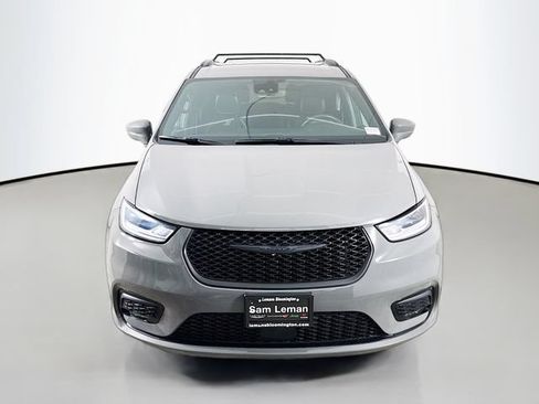 Used 2022 Chrysler Pacifica Touring-L w/ S Appearance Package FWD image 2