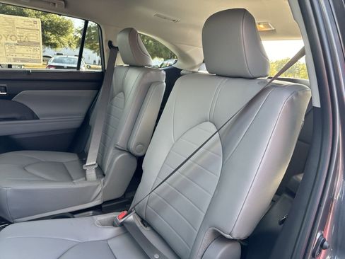 New 2025 Toyota Highlander FWD image 25