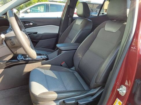 Used 2025 Chevrolet Trax LT FWD image 16