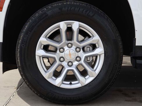 Used 2025 Chevrolet Suburban LS image 6