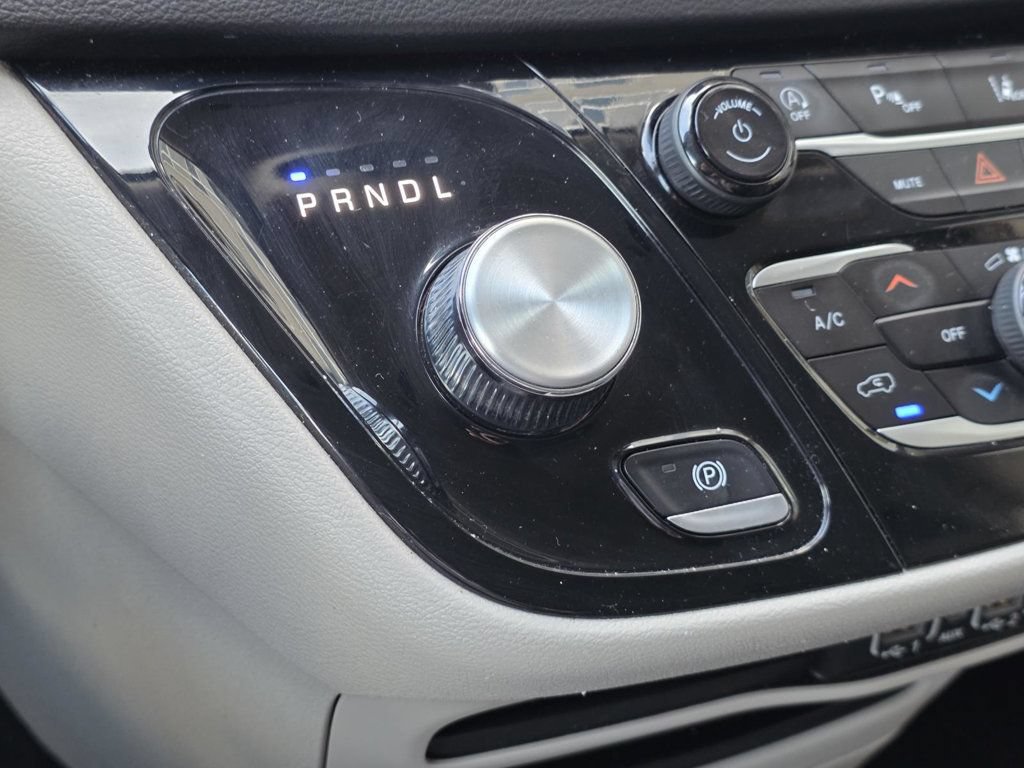 Used 2024 Chrysler Pacifica Touring-L FWD image 21