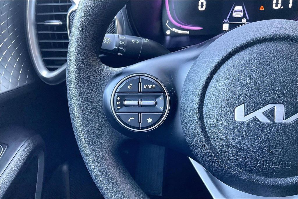 Used 2025 Kia Soul LX w/ LX Technology Package FWD image 17