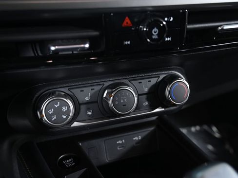 Used 2025 Nissan Kicks SV w/ SV Premium Package image 18