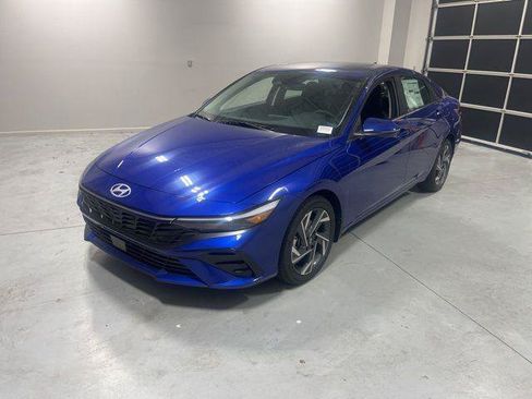 New 2025 Hyundai Elantra Limited FWD image 3