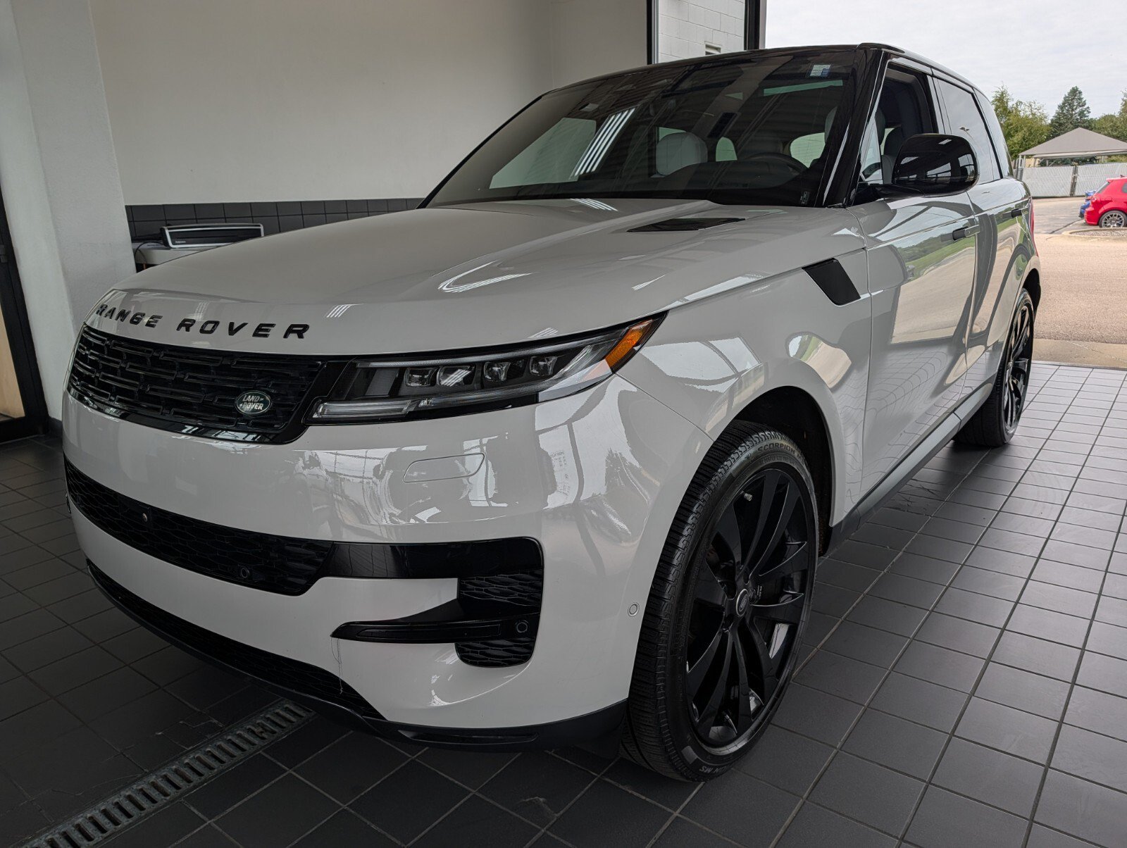Used 2025 Land Rover Range Rover Sport SE AWD/4WD image 6