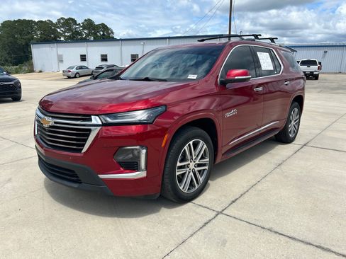 Used 2023 Chevrolet Traverse High Country w/ LPO, 'HIT The Road' Package FWD image 1
