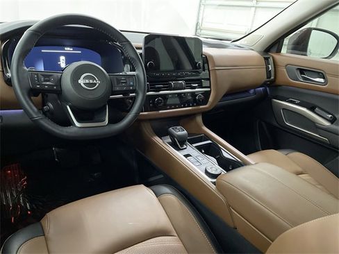 Used 2024 Nissan Pathfinder Platinum w/ Black Appearance Package image 18