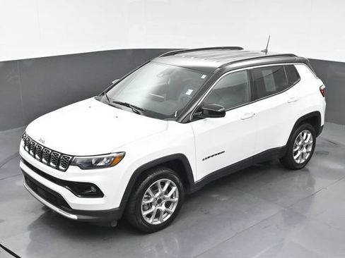 Used 2025 Jeep Compass Limited AWD/4WD image 28