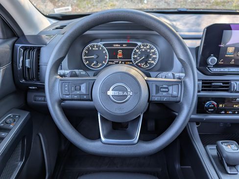 Used 2025 Nissan Pathfinder S image 24