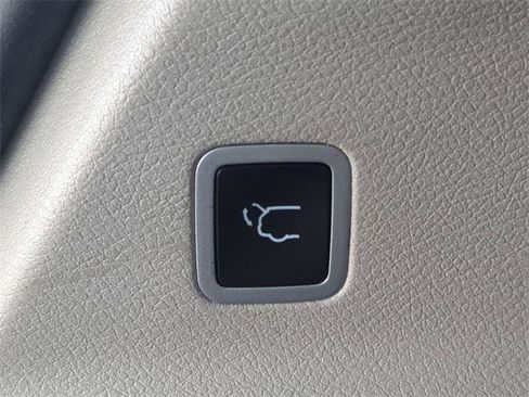 Certified 2024 Chrysler Pacifica Touring-L image 15