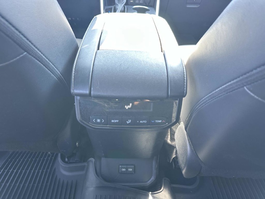Used 2024 Toyota Highlander XLE AWD/4WD image 15