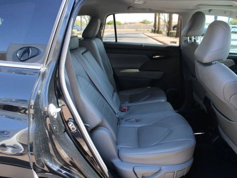 Used 2020 Toyota Highlander XLE FWD image 14