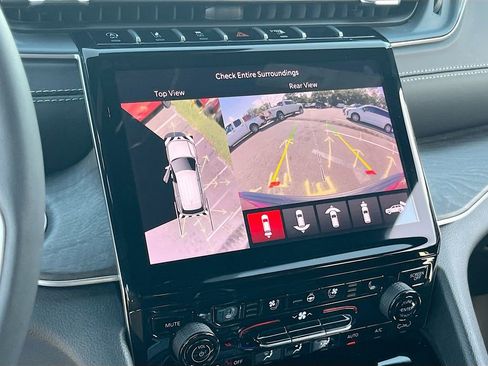 Used 2025 Jeep Grand Cherokee Limited w/ Luxury Tech Group II AWD/4WD image 14