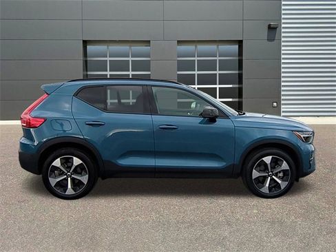 Used 2025 Volvo XC40 B5 Plus image 8