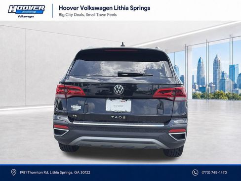 Used 2024 Volkswagen Taos SE w/ MDO Package FWD image 4