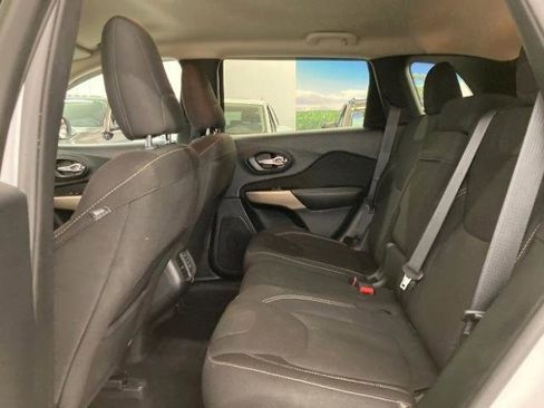 Used 2017 Jeep Cherokee Latitude w/ Cold Weather Group image 10